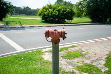 Halka açık bir yerde yangın söndürme direği .