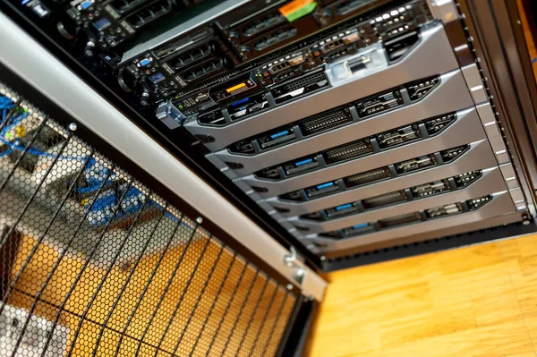 sunucu bilgisayarı yüksek performanslı, istikrarlı ve çok sayıda kullanıcıya hizmet verebilmeli.