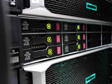 sunucu bilgisayarı yüksek performanslı, istikrarlı ve çok sayıda kullanıcıya hizmet verebilmeli.