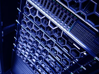 sunucu bilgisayarı yüksek performanslı, istikrarlı ve çok sayıda kullanıcıya hizmet verebilmeli.