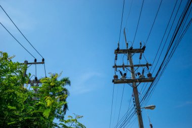 Kabloların düzensizliğini gösteren bir elektrik direği..