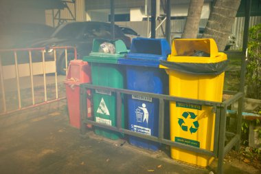 Uygun atık ayrıştırma için renklere ayrılmış çöp kutuları