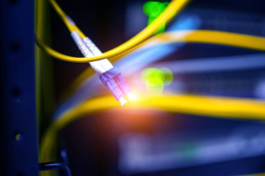 Bir teknoloji veri merkezinde sunucuları olan fiber optik