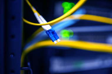 Bir teknoloji veri merkezinde sunucuları olan fiber optik