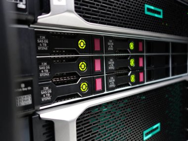 sunucu bilgisayarı yüksek performanslı, istikrarlı ve çok sayıda kullanıcıya hizmet verebilmeli.