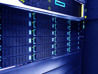 sunucu bilgisayarı yüksek performanslı, istikrarlı ve çok sayıda kullanıcıya hizmet verebilmeli.