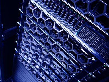 sunucu bilgisayarı yüksek performanslı, istikrarlı ve çok sayıda kullanıcıya hizmet verebilmeli.