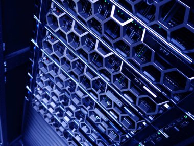 sunucu bilgisayarı yüksek performanslı, istikrarlı ve çok sayıda kullanıcıya hizmet verebilmeli.