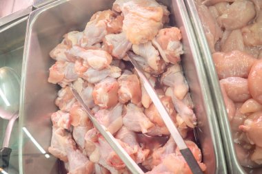 Görüntü, yüksek kaliteli kümes hayvanlarının özünü yakalıyor, doğal renklerini ve dokularını vurguluyor, izleyicileri lezzetli ve sağlıklı yemek vaadinin tadını çıkarmaya çağırıyor..