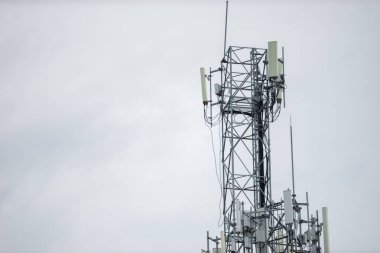 Mavi gökyüzü ve beyaz bulutlu telekomünikasyon kulesi, teknoloji arka planı.                         