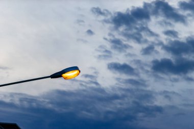 Kabloların düzensizliğini gösteren bir elektrik direği..