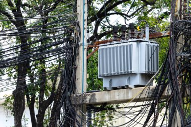 Elektrik transformatörü, elektrik enerjisini aktarmak için kullanılan elektrik dağıtım sistemlerinde hayati bir bileşendir.