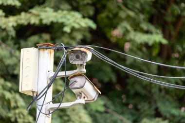 Bir CCTV 'nin (Kapalı devre televizyonu) stok fotoğrafı genellikle izleme, güvenlik veya izleme sistemleriyle ilgili bir resim veya illüstrasyon içerir. Bu tür bir resim,