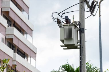 Elektrik transformatörü, elektrik enerjisini aktarmak için kullanılan elektrik dağıtım sistemlerinde hayati bir bileşendir.