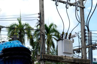 Elektrik transformatörü, elektrik enerjisini aktarmak için kullanılan elektrik dağıtım sistemlerinde hayati bir bileşendir.