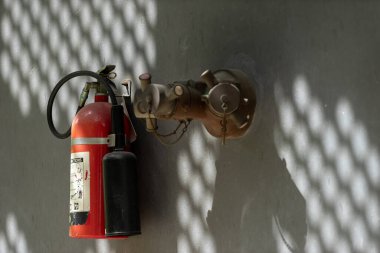 Yangın söndürücü geliştirilmiş güvenlik için duvara yerleştirildi..