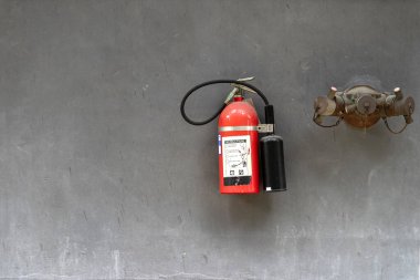 Yangın söndürücü geliştirilmiş güvenlik için duvara yerleştirildi..