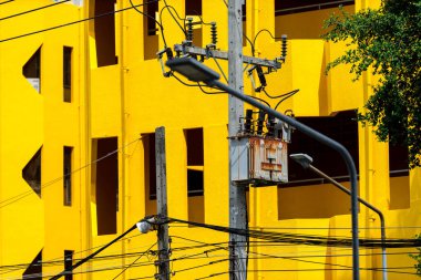 Elektrik transformatörü, elektrik enerjisini aktarmak için kullanılan elektrik dağıtım sistemlerinde hayati bir bileşendir.