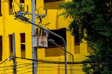 Elektrik transformatörü, elektrik enerjisini aktarmak için kullanılan elektrik dağıtım sistemlerinde hayati bir bileşendir.