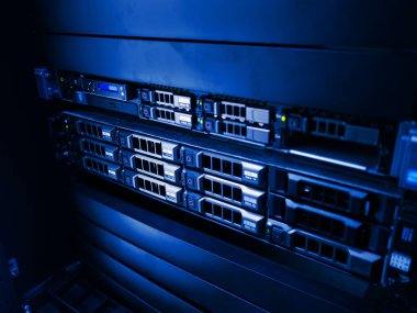 sunucu bilgisayarı yüksek performanslı, istikrarlı ve çok sayıda kullanıcıya hizmet verebilmeli.