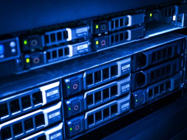 sunucu bilgisayarı yüksek performanslı, istikrarlı ve çok sayıda kullanıcıya hizmet verebilmeli.