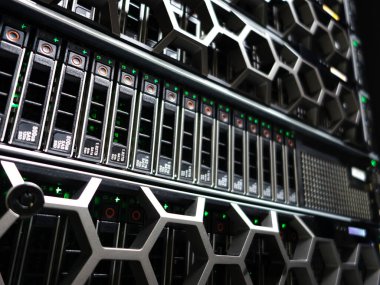 sunucu bilgisayarı yüksek performanslı, istikrarlı ve çok sayıda kullanıcıya hizmet verebilmeli.