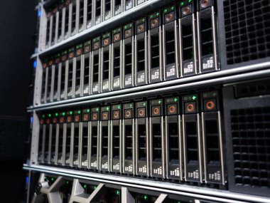 sunucu bilgisayarı yüksek performanslı, istikrarlı ve çok sayıda kullanıcıya hizmet verebilmeli.