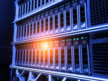 sunucu bilgisayarı yüksek performanslı, istikrarlı ve çok sayıda kullanıcıya hizmet verebilmeli.