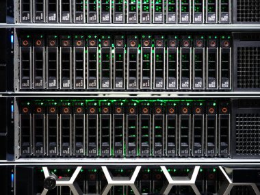 sunucu bilgisayarı yüksek performanslı, istikrarlı ve çok sayıda kullanıcıya hizmet verebilmeli.