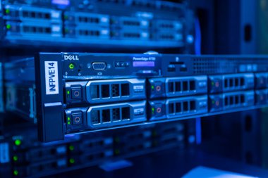 Sunucu odası sürekli çalışan bilgisayar sunucususöyler. Gücü ve ilerlemeyi iletin