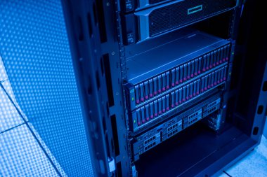 Sunucu odası sürekli çalışan bilgisayar sunucususöyler. Gücü ve ilerlemeyi iletin