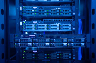 Sunucu odası sürekli çalışan bilgisayar sunucususöyler. Gücü ve ilerlemeyi iletin