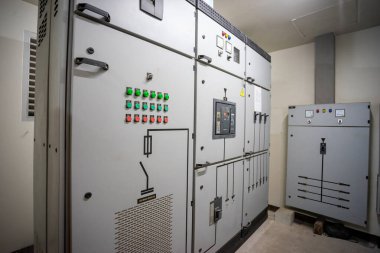 Elektrikli köprü kesiciler büyük ekipmanları çalıştırmak için kullanılır.