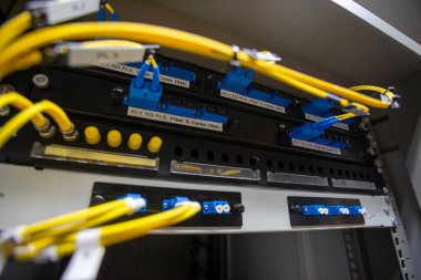 Bir teknoloji veri merkezinde sunucuları olan fiber optik