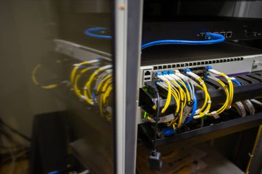 Bir teknoloji veri merkezinde sunucuları olan fiber optik