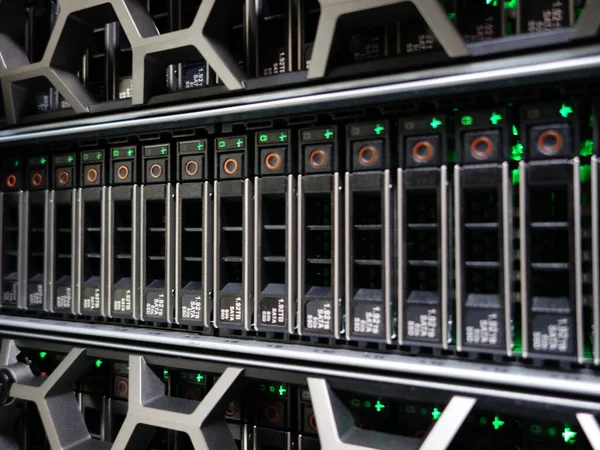 sunucu bilgisayarı yüksek performanslı, istikrarlı ve çok sayıda kullanıcıya hizmet verebilmeli.