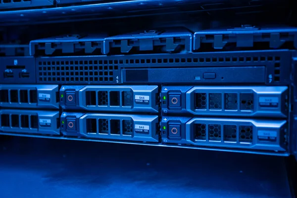 Sunucu odası sürekli çalışan bilgisayar sunucususöyler. Gücü ve ilerlemeyi iletin