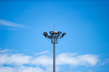 Spotlights genel olarak, spot ışıklarının geniş bir alanı aydınlatma görevi vardır, kullanıcının istenen noktaya odaklanmasını sağlayacak şekilde ışığın parlaması için döndürülebilir.