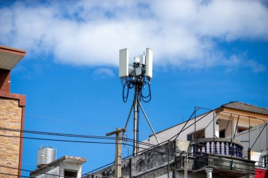 Mavi gökyüzü ve beyaz bulutlu telekomünikasyon kulesi, teknoloji arka planı.                         