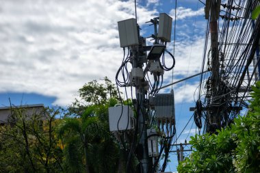 Mavi gökyüzü ve beyaz bulutlu telekomünikasyon kulesi, teknoloji arka planı.                         