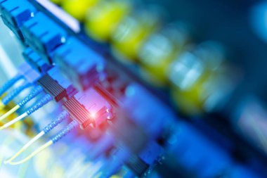 Bir teknoloji veri merkezinde sunucuları olan fiber optik