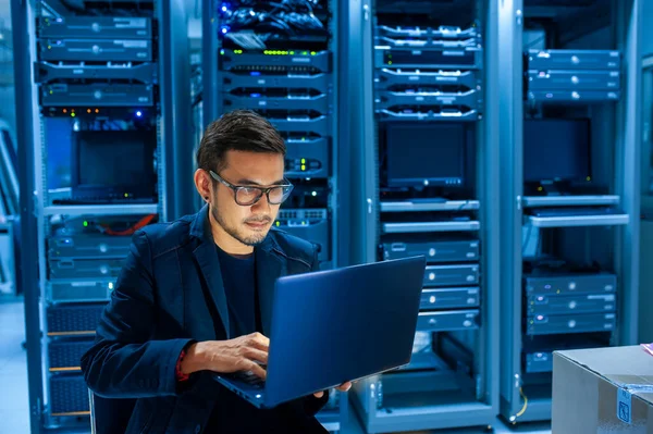データセンタールームのサーバーを固定する男 ロイヤリティフリーのストック画像