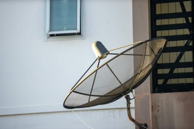 Mavi gökyüzünde uydu anteni .             