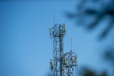 Mavi gökyüzü ve beyaz bulutlu telekomünikasyon kulesi, teknoloji arka planı.                         