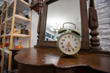 Hala iyi çalışan antika bir çalar saat..