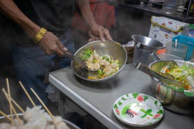 Balık köfteleri lezzetli ve taze görünüyordu..