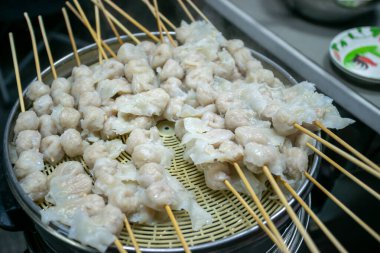 Balık köfteleri lezzetli ve taze görünüyordu..