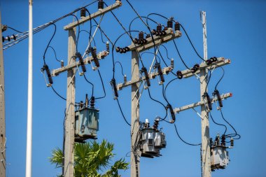 Elektrik transformatörü, elektrik enerjisini aktarmak için kullanılan elektrik dağıtım sistemlerinde hayati bir bileşendir.