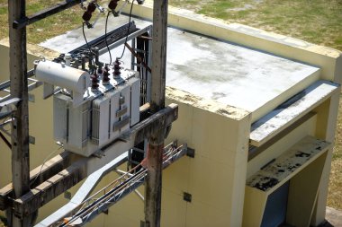 Elektrik transformatörü, elektrik enerjisini aktarmak için kullanılan elektrik dağıtım sistemlerinde hayati bir bileşendir.