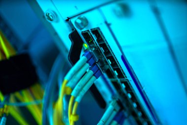 Bir teknoloji veri merkezinde sunucuları olan fiber optik